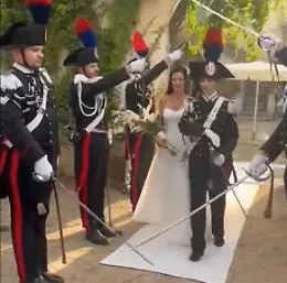 Cefal&ugrave;, picchetto d'onore per la carabiniera e la sua sposa