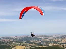 Si lancia col parapendio e finisce contro il filo spinato: muore un 55enne
