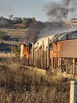 Canicatt&igrave;, incendio devasta due capannoni industriali
