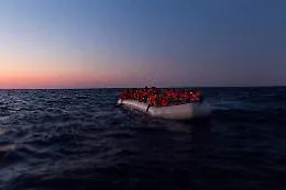 Maxisbarco, soccorso peschereccio con 500 persone, 5 morti