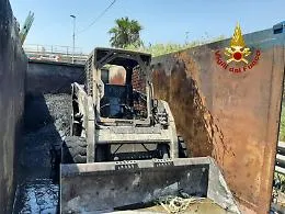 Tir in fiamme sull'Asse dei Servizi vicino ad impianto di carburanti