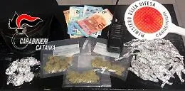 Catania, il ragazzino col kit dello spacciatore nella rete dei carabinieri