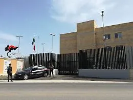 Pretende dal "cliente" i soldi per la droga non consegnata