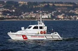 Due barche alla deriva, in una c'&egrave; un biglietto di addio