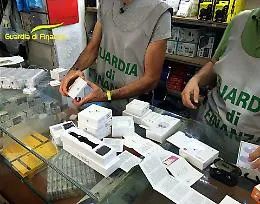 Catania, 2.200 prodotti Apple e Samsung contraffatti: denunciato un imprenditore cinese