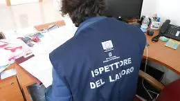 Cantieri pericolosi, telecamere spia e una valanga di operai in nero