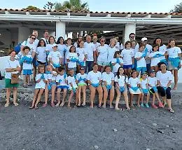 A Vulcano piccoli volontari ripuliscono la spiaggia delle sabbie nere