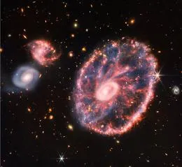 Webb svela la meravigliosa galassia a Ruota di carro