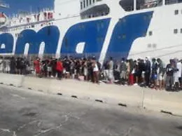 Migranti, hotspot Lampedusa si va svuotando. Salvini: &laquo;Fuga organizzata&raquo;