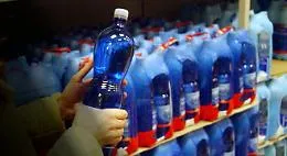 Ecco perch&eacute; l'acqua frizzante comincia a scarseggiare negli scaffali: il rischio aumenti