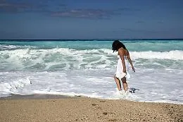 Dalle meduse, ad otiti e irritazioni agli occhi: per i mali da spiaggia arriva un vademecum