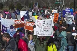 Aborto: Usa, l'Indiana approva il divieto quasi totale