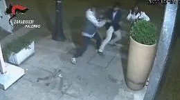 "Datemi i soldi o vi finisce  male". Rapine a clienti di ristoranti, due arresti