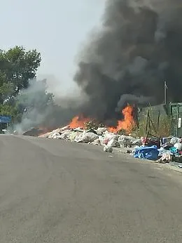 Agrigento, dati alle fiamme i cumuli di immondizia all'ex discarica