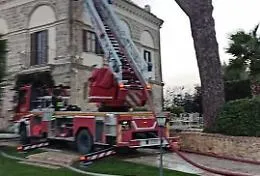 Canicatt&igrave;, incendio divora antica villa