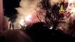 Un altro incendio doloso minaccia le case a Lipari e Ambra Angiolini torna a Stromboli per spalare il fango