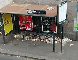 Nella pensilina Amts di via Cifali un tappeto di rifiuti dal 12 luglio...
