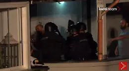 Il blitz delle teste di cuoio nella casa dell'anziano armato e barricato in casa