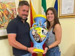 Comitini, giovane artista locale dona un vaso al sindaco che raffigura la storia della citt&agrave;