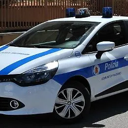 Materassi e cuscini gi&ugrave; da una motoape: sequestro e verbale per un palermitano