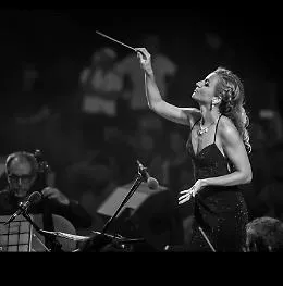 Beatrice Venezi, la bacchetta pi&ugrave; glamour dei podi d'orchestra replica a polemiche: &laquo;Ci sono le elezioni, non mi sorprendo&raquo;