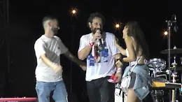 Proposta di matrimonio durante concerto di Tommaso Paradiso ad Agrigento