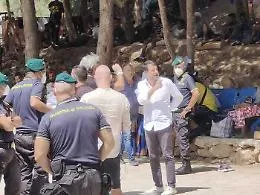 Salvini a sorpresa a Lampedusa: &laquo;Ondata di immigrazione clandestina mai vista&raquo;