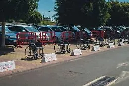 Carrozzine per disabili negli stalli dei normodotati per promuovere il "parcheggio responsabile"