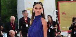 Trasparenze, spacchi, baci... il red carpet di Venezia