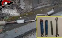 Tentano di rubare un catalizzatore da un'auto: arrestati due catanesi