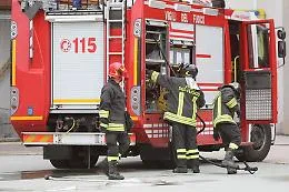 Palermo, scoppia nella notte un incendio in garage: evacuati tutti i residenti