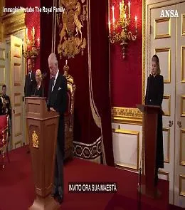 Carlo &egrave; ufficialmente re: il momento della firma dell'atto della proclamazione