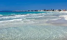 Sbarco tra i bagnanti sulla spiaggia di Marsala, in venti poi si dileguano tra le viuzze