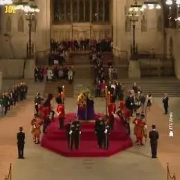 Guardia reale sviene davanti il feretro della regina Elisabetta