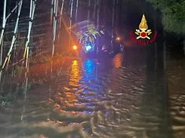 Maltempo: Toscana piogge record, auto intrappolate nel fango