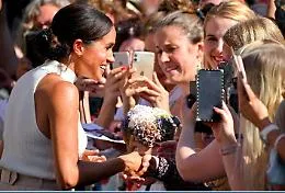Nuovo scandalo, Meghan: "Non posso credere di non essere pagata per salutare la gente"