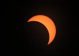 Il 25 ottobre tutti col naso all'ins&ugrave;: c'&egrave; l'eclissi solare visibile anche in Italia