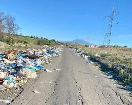 Lentini (Sr): vista dell&rsquo;Etna "sporcata" da questo scempio