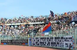 Gruppi di ultras del Catania si fronteggiano al Castello Ursino, lancio di bombe carta: interviene la polizia