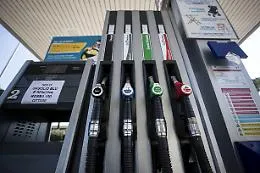 Calano i prezzi dei carburanti: benzina a 1,851 euro al litro