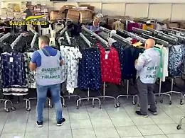 Abiti con griffes contraffatte in un capannone gestito da cinese a Misterbianco: sequestrati