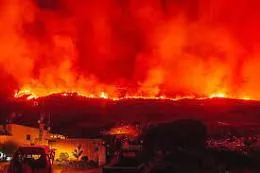 Stromboli e l'incendio per girare la fiction, svolta nell'inchiesta della Procura: 11 indagati