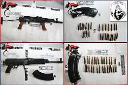 Armi da guerra e droga nel sottoscala di un palazzo a Librino: tutto sequestrato