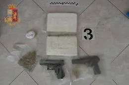 Armi e due chili di cocaina in casa: 18enne arrestato a Catania