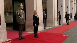 Governo, cambio di scarpe per Giorgia Meloni