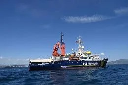 L'Ue avvisa l'Italia: &laquo;Salvataggi in tempi brevi&raquo;. E in 800 attendono "porto sicuro"