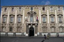 Tumore al seno, il Municipio di Catania si illumina di rosa