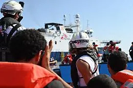 Lampedusa, sbarcano in 150 ma altre  mille persone attendono un porto sicuro sulle navi delle Ong