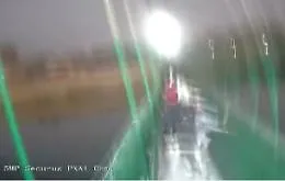 Ponte in India, il momento del crollo: in centinaia finiscono nel fiume