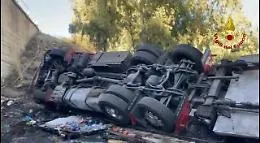 Aci S. Antonio, camion gi&ugrave; da cavalcavia dell'A18 finisce sulla strada sottostante